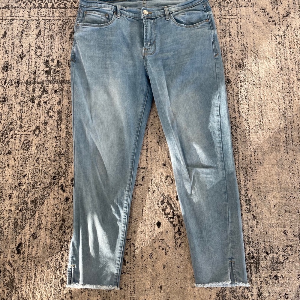 KENSIE SIZE 10/30 Skinny frayed split hem Jeans